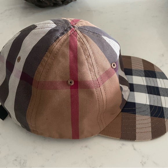 Burberry Vintage check reversible hat. - Picture 3 of 5